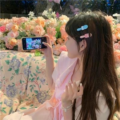 穿黄睡衣的女孩